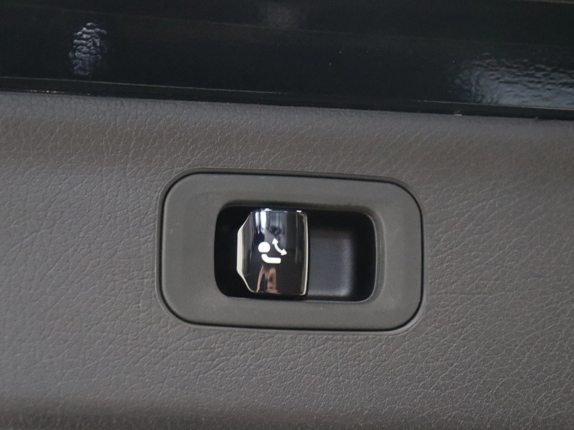 Mercedes-Benz-EQS-image-31