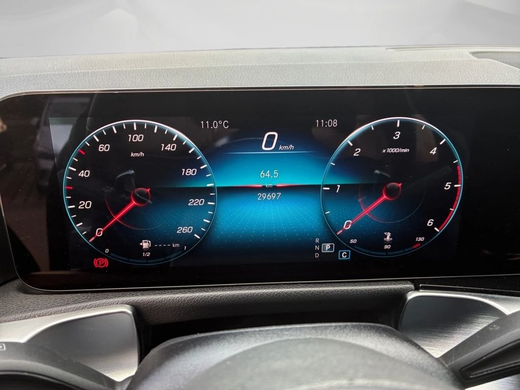 Mercedes-Benz-GLB 220 d-image-6