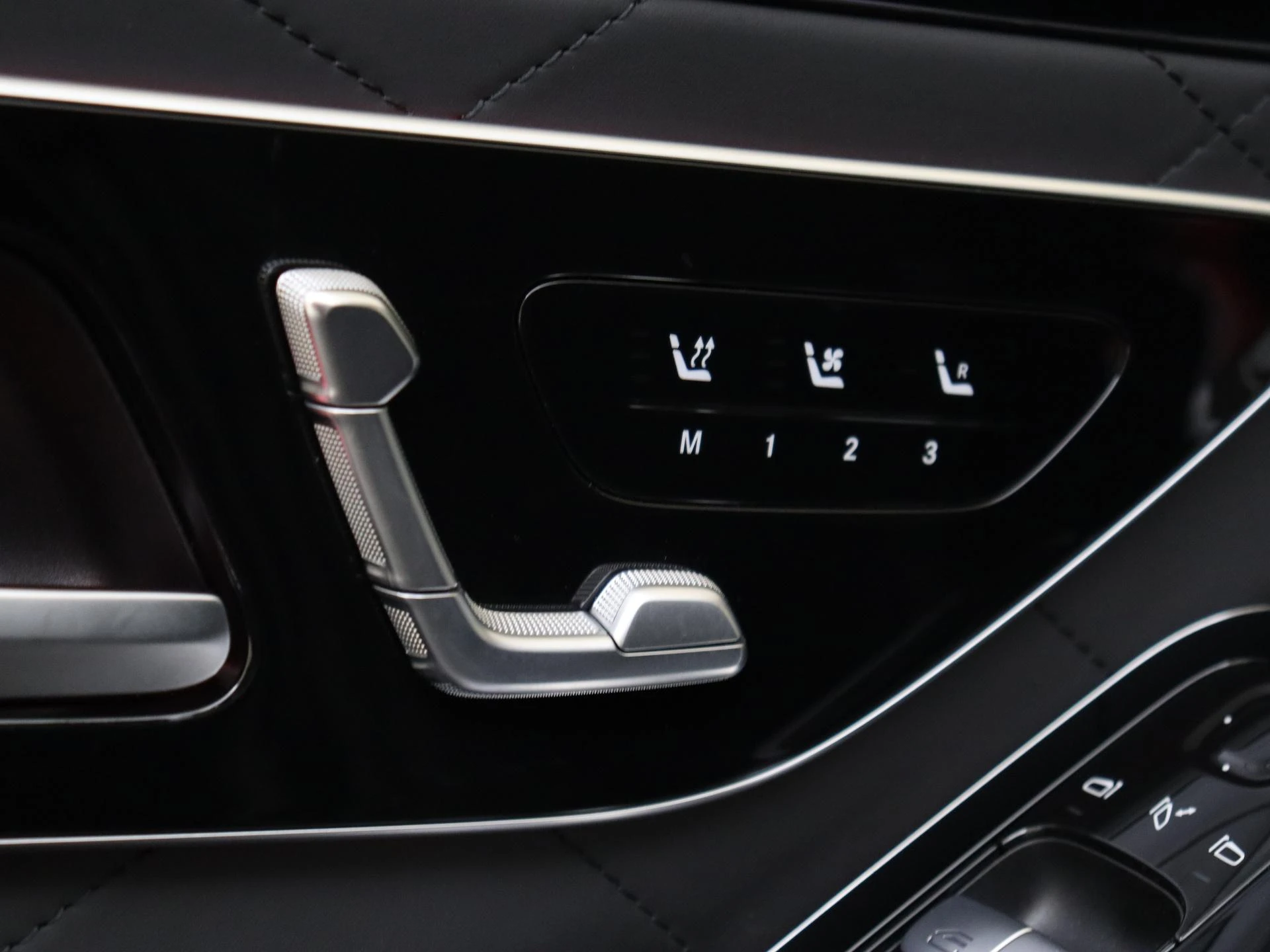 Mercedes-Benz-S-Klasse-image-24