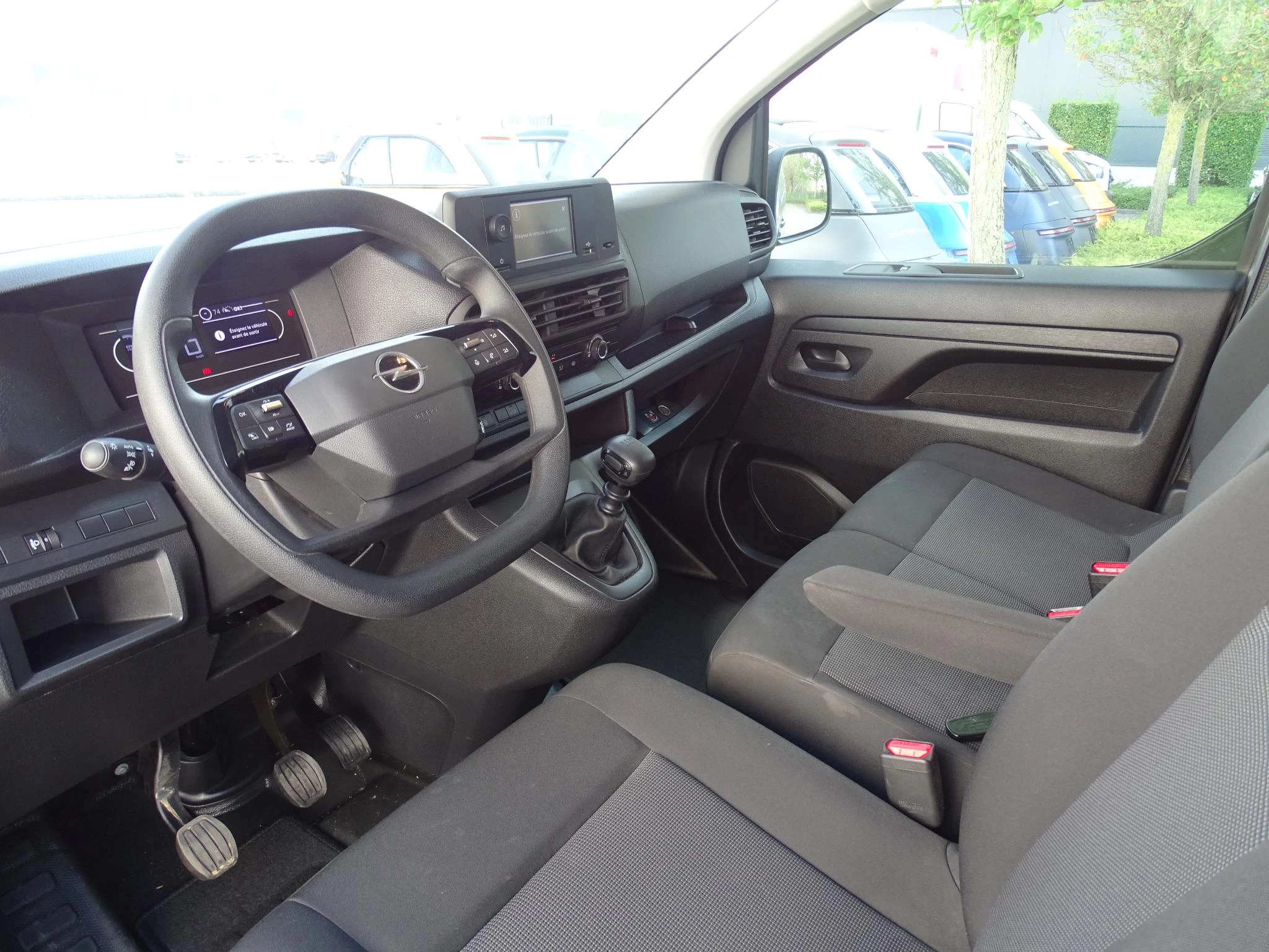 Opel-Vivaro-image-12