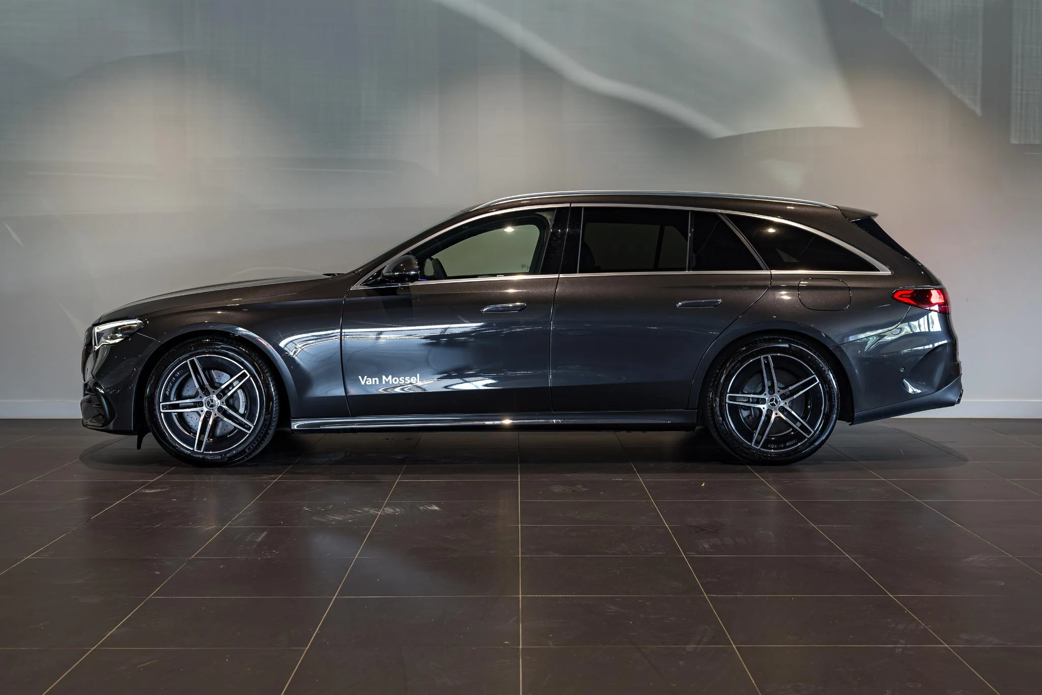 Mercedes-Benz-E-Klasse-image-4
