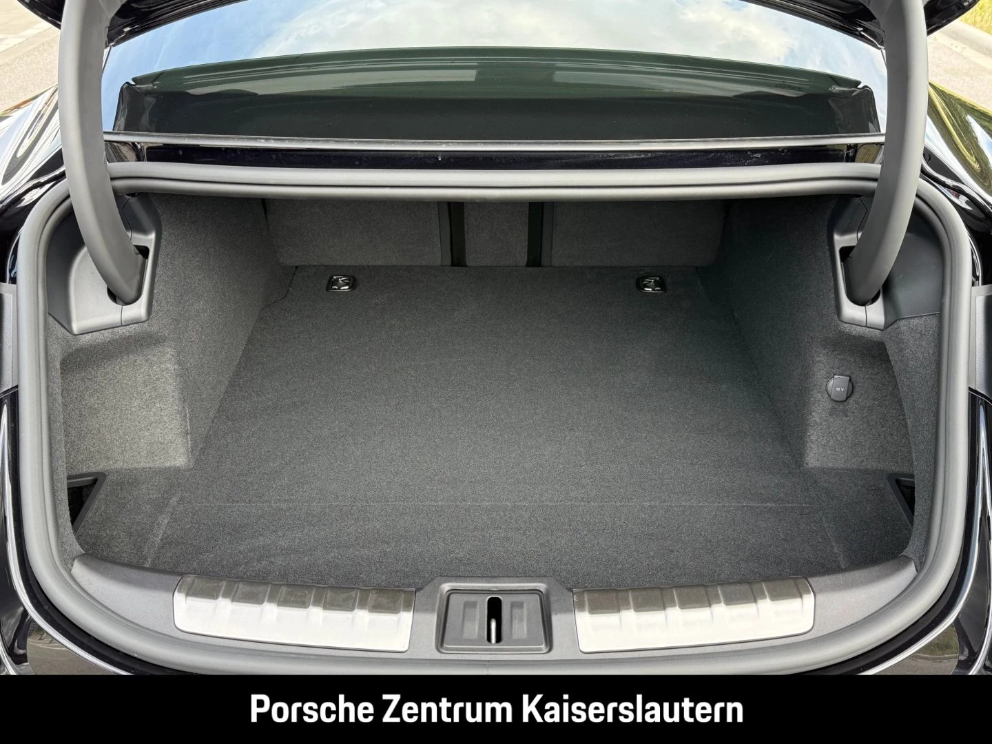 Porsche Taycan Black Edition InnoDrive HA-Lenkung HeadUp black edition