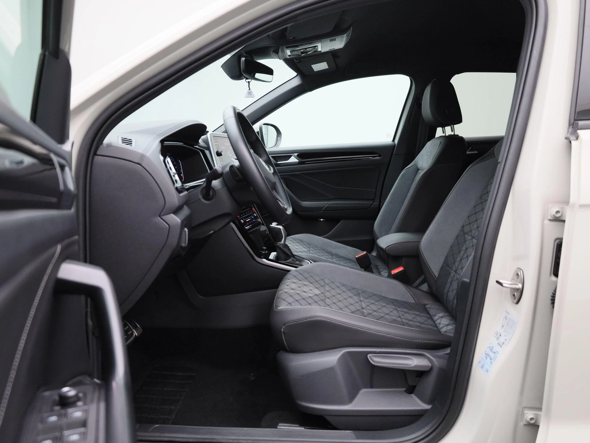 Volkswagen-T-Roc-image-10