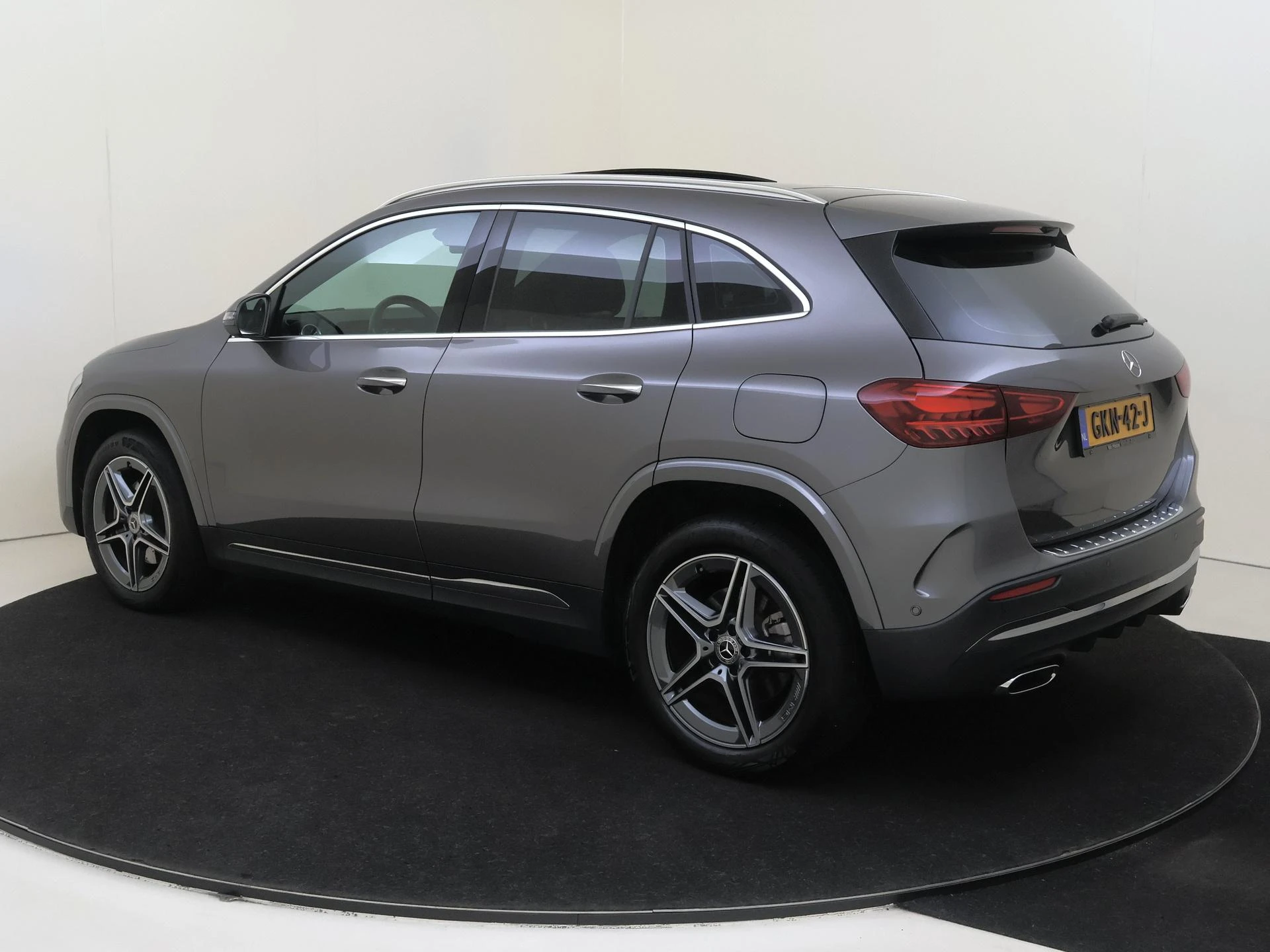 Mercedes-Benz-GLA-image-2