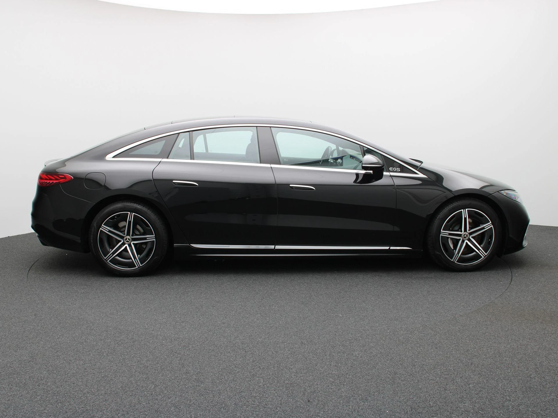 Mercedes-Benz-EQS-image-5