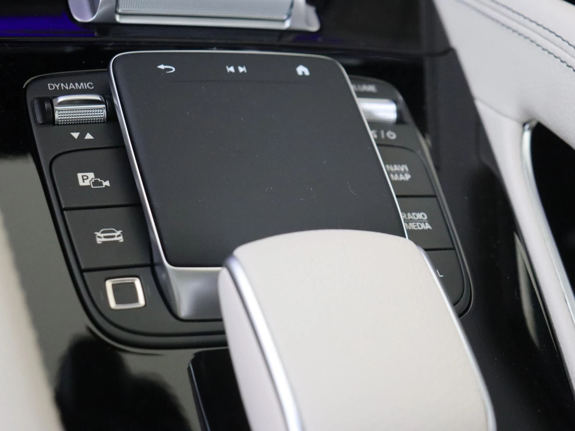 Mercedes-Benz-GLS-image-20