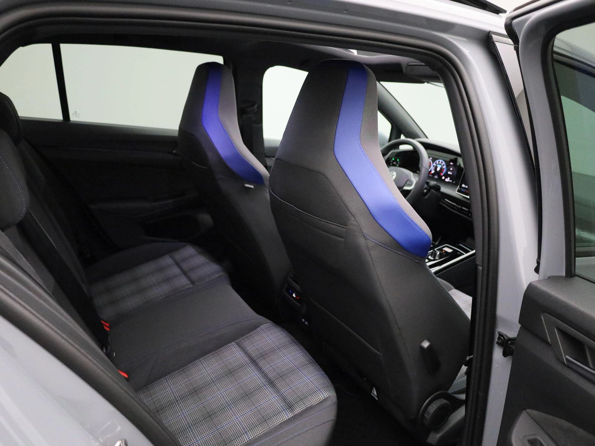 Volkswagen-Golf-image-36