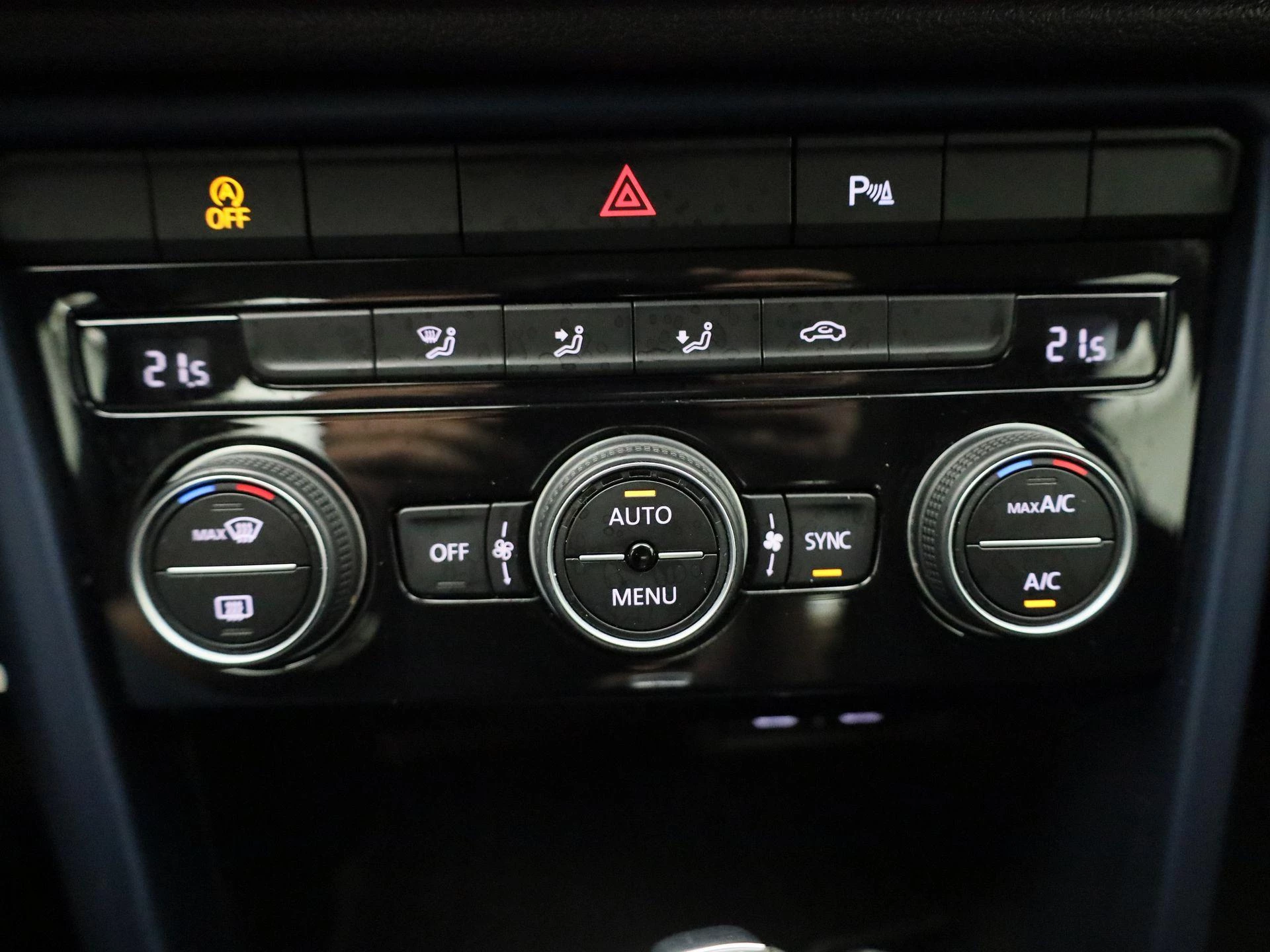 Volkswagen-T-Roc-image-18