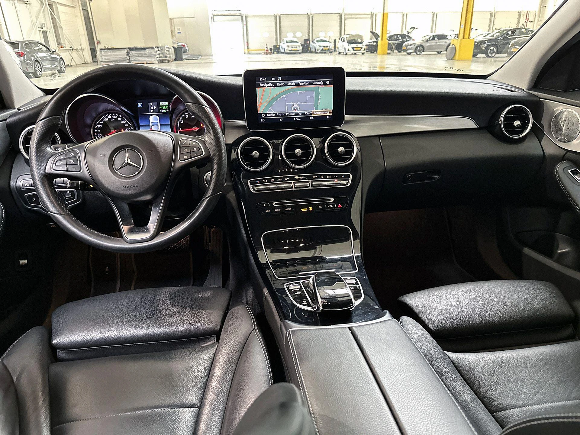 Mercedes-Benz-C-Klasse-image-16