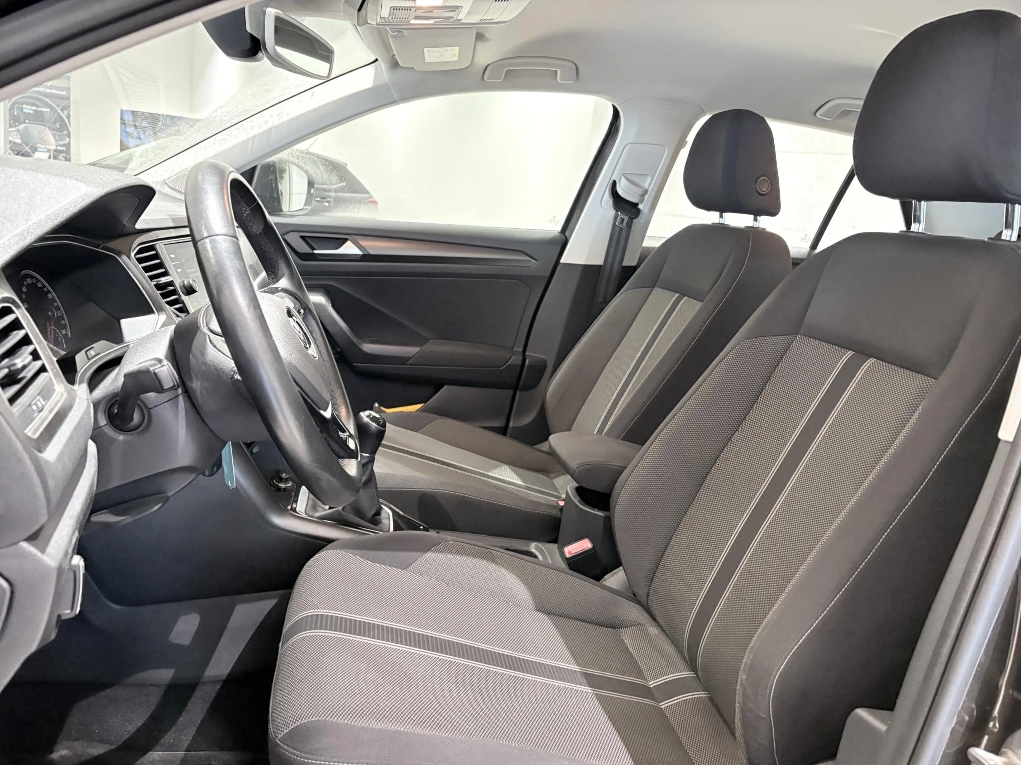 Volkswagen-T-Roc-image-7