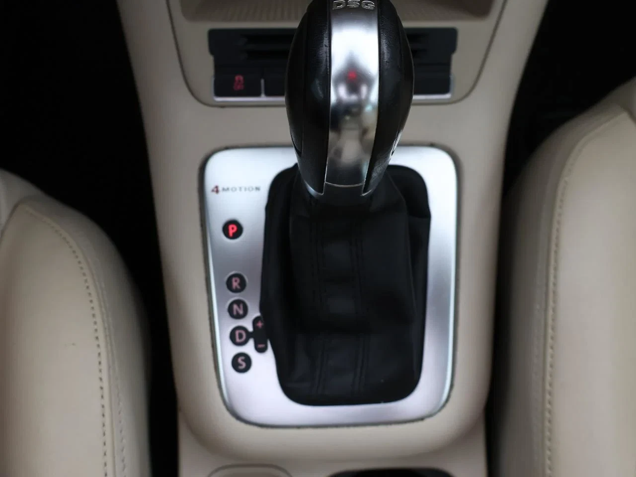 Volkswagen Tiguan Dsl Tiguan 2.0 CR TDi *4MOTION*DSG*NAVI*LEDER*PANO*TREKHAAK*...