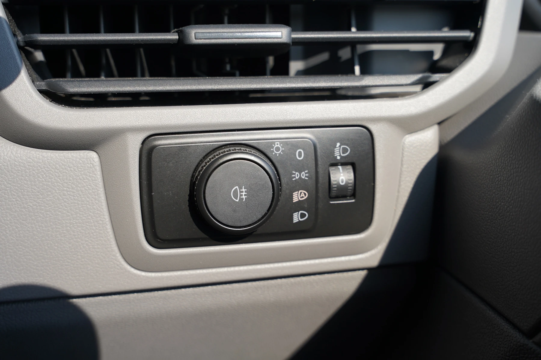 Volkswagen-Transporter-image-17