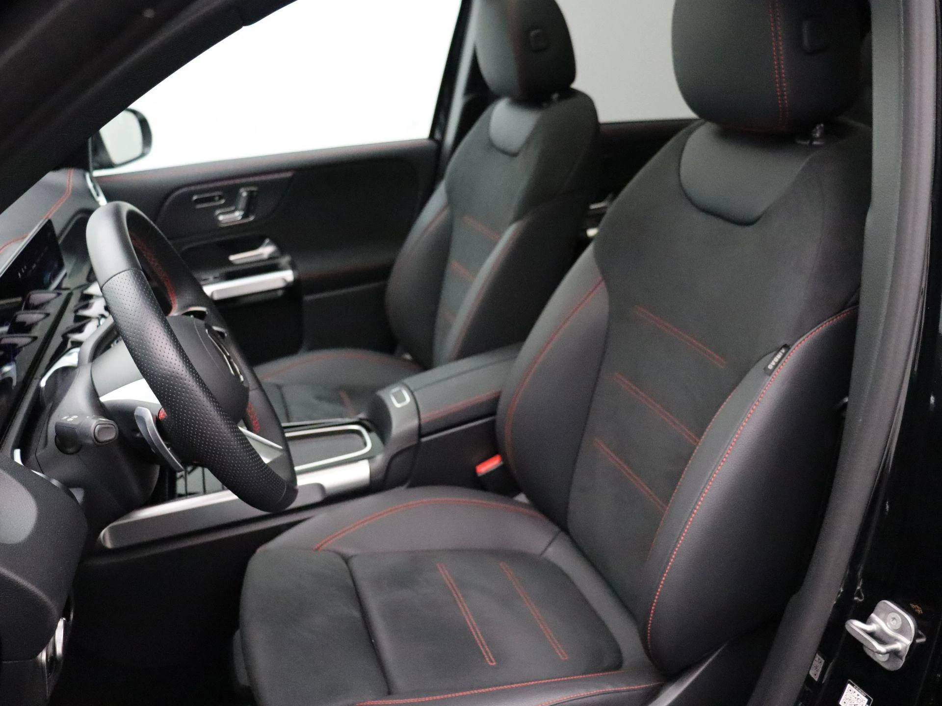 Mercedes-Benz-EQB-image-14