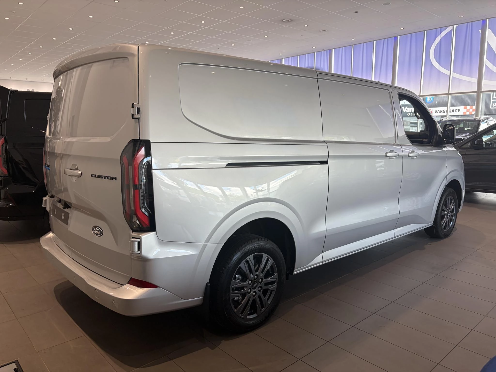 Ford E-Transit Custom 340 L2H1 Limited 71 kWh