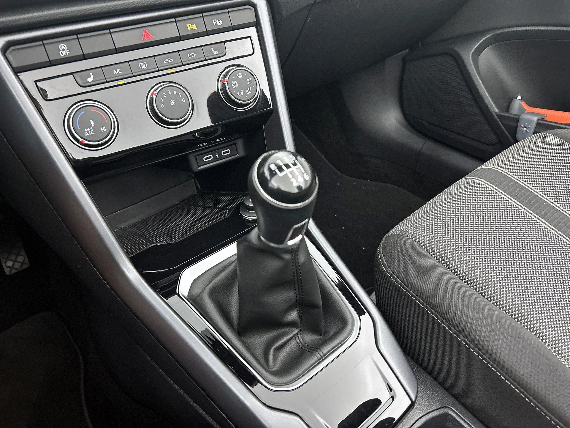 Volkswagen-T-Roc-image-29