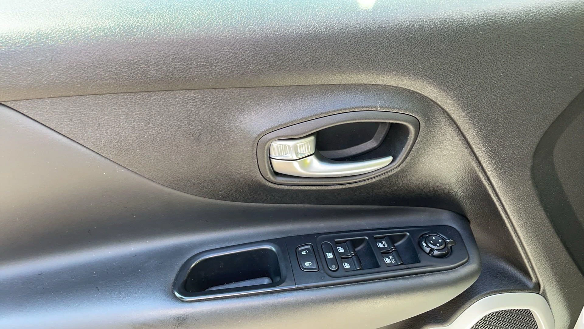 Jeep-Renegade-image-10