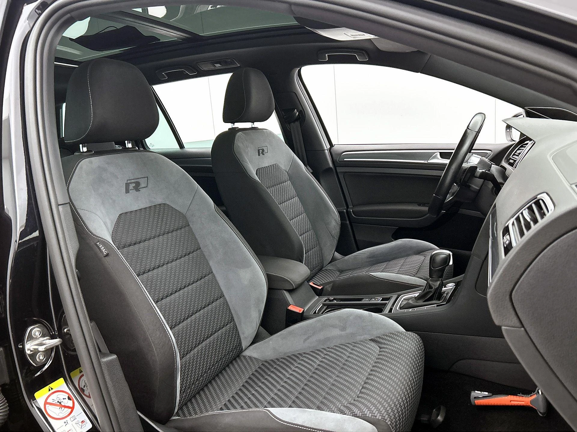 Volkswagen-Golf-image-36