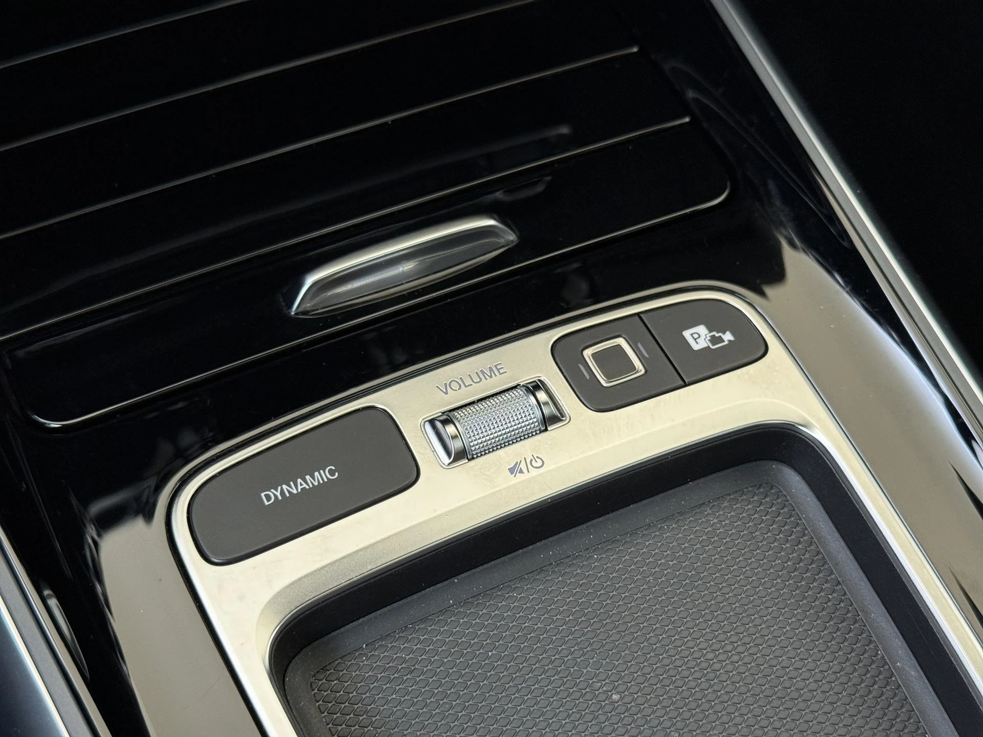 Mercedes-Benz-GLA-image-21