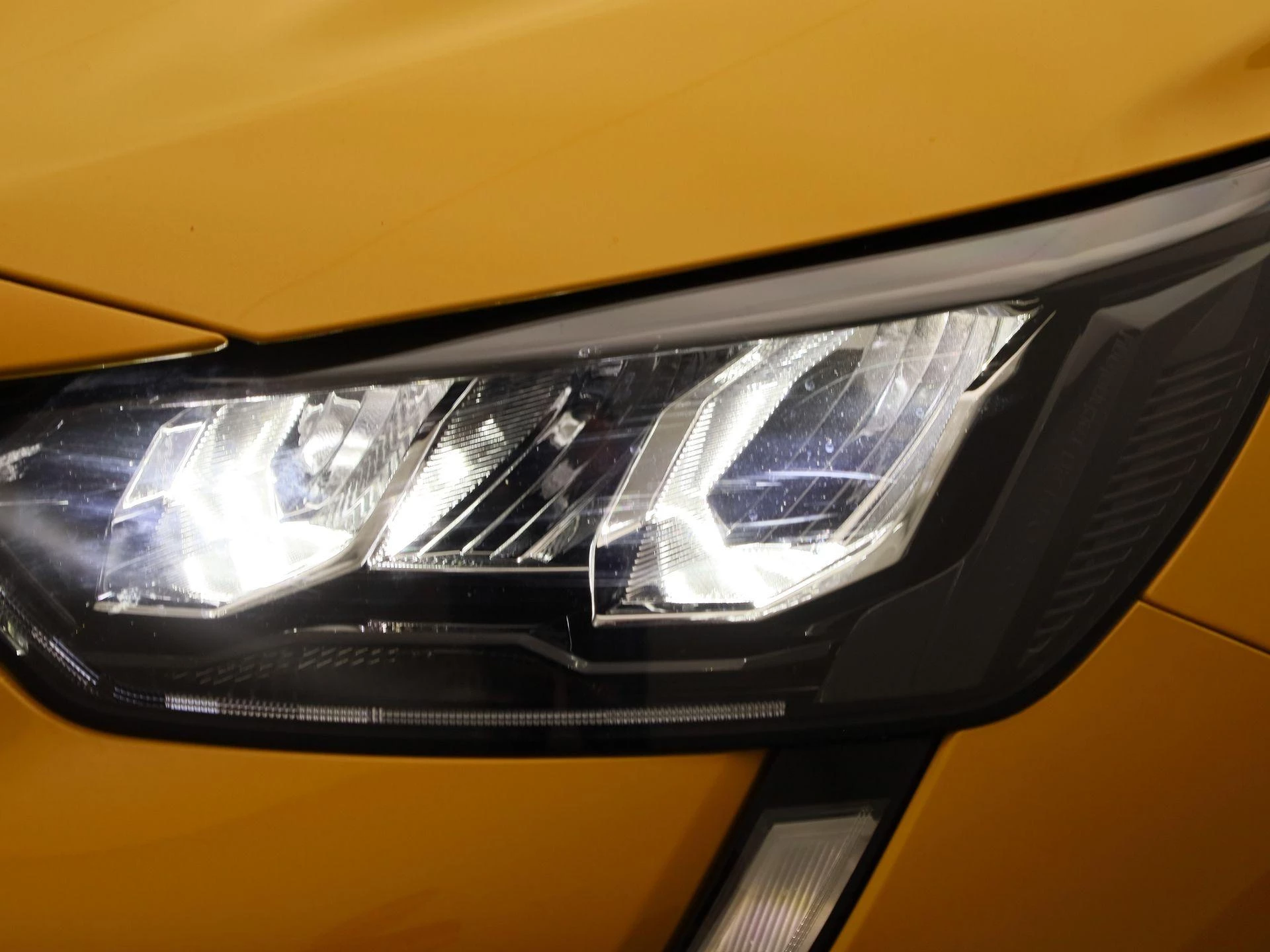 Peugeot-e-208-image-16