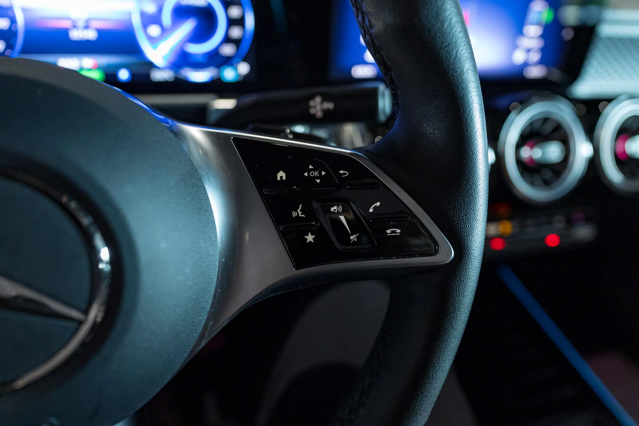 Mercedes-Benz-EQB-image-28