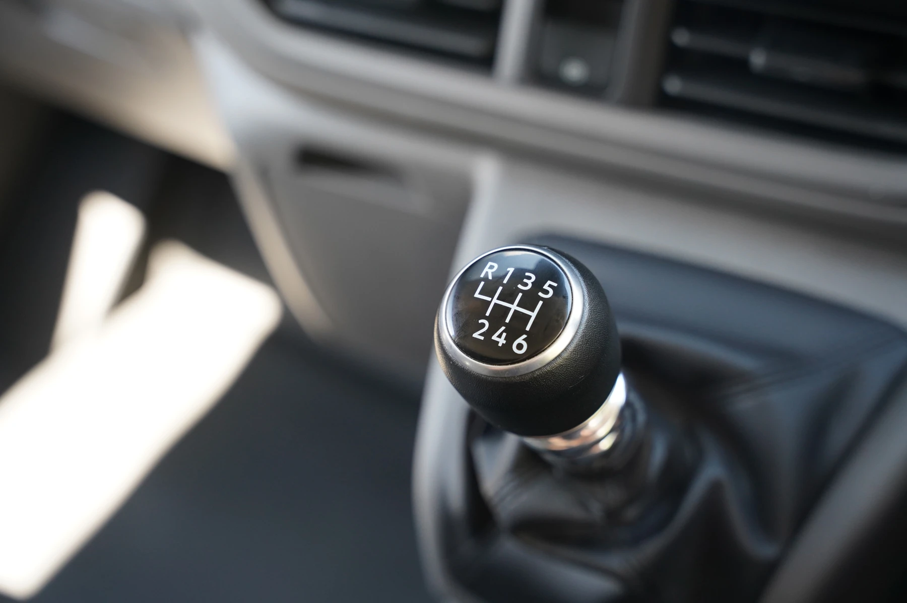 Volkswagen-Transporter-image-17