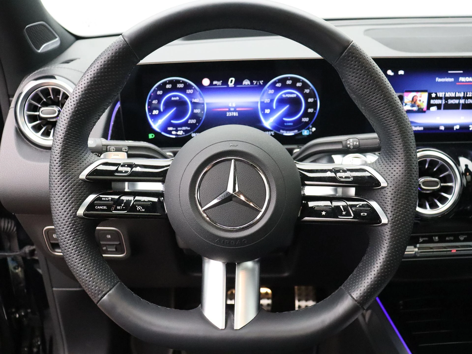 Mercedes-Benz EQB 250+ AMG Line + LEDER + PANO + BURMESTER + CARPLAY + HEAD UP +