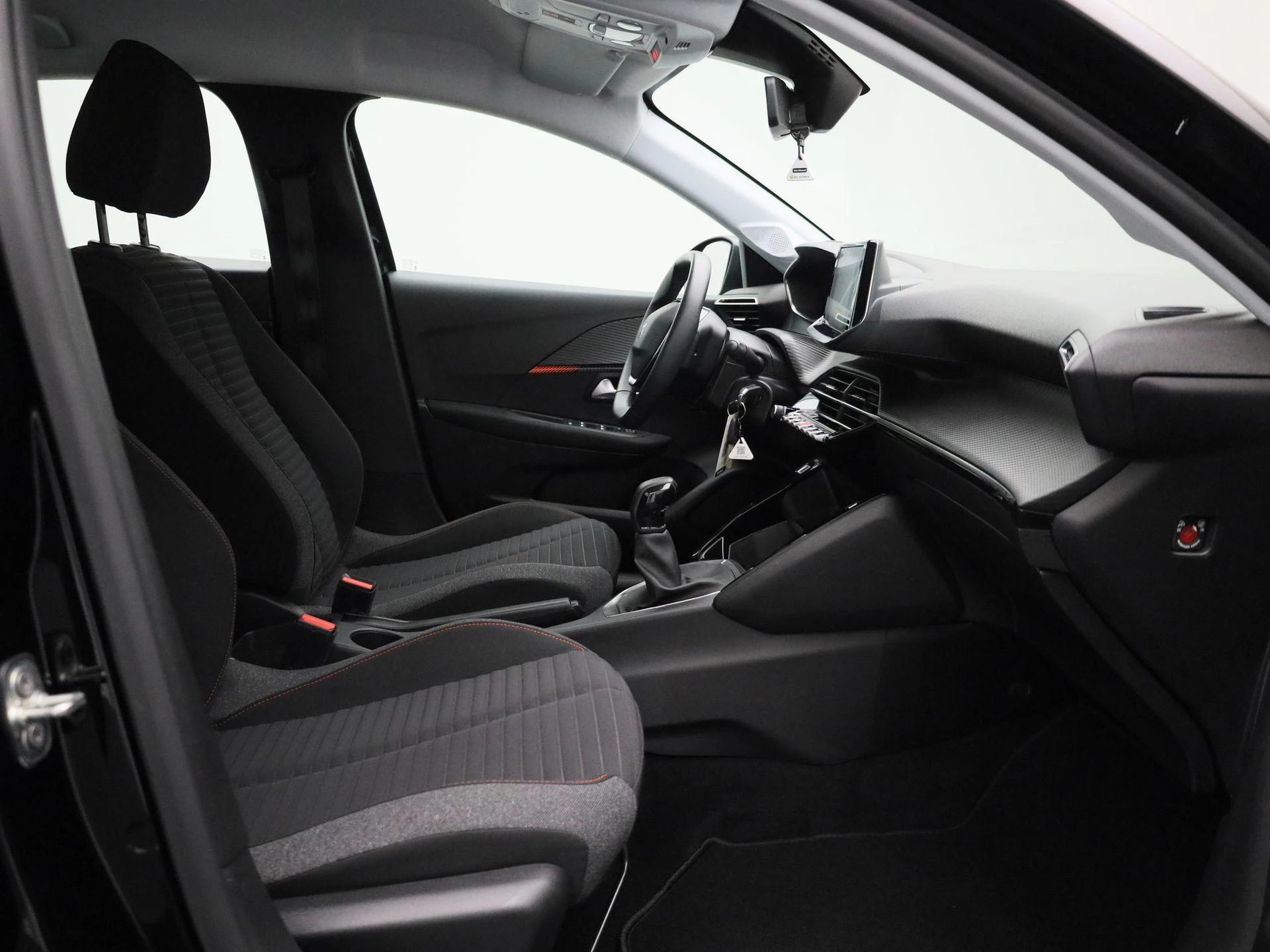 Peugeot-208-image-28