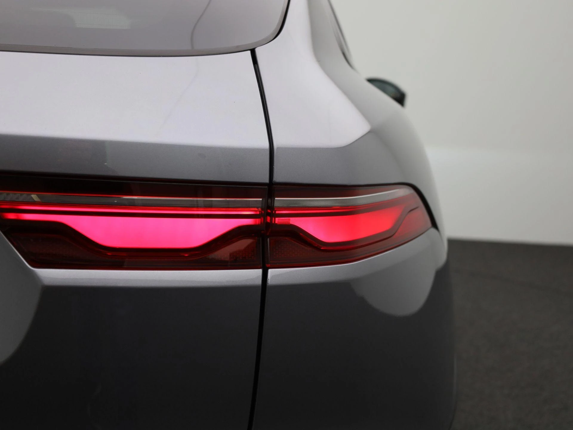 Jaguar F-PACE 2.0 P250 R-Dynamic SE