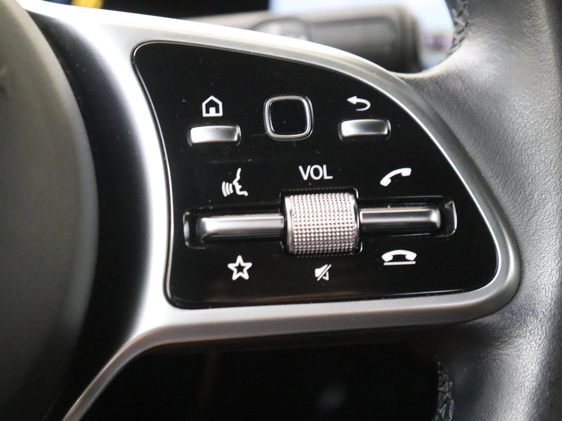 Mercedes-Benz-CLA-image-13