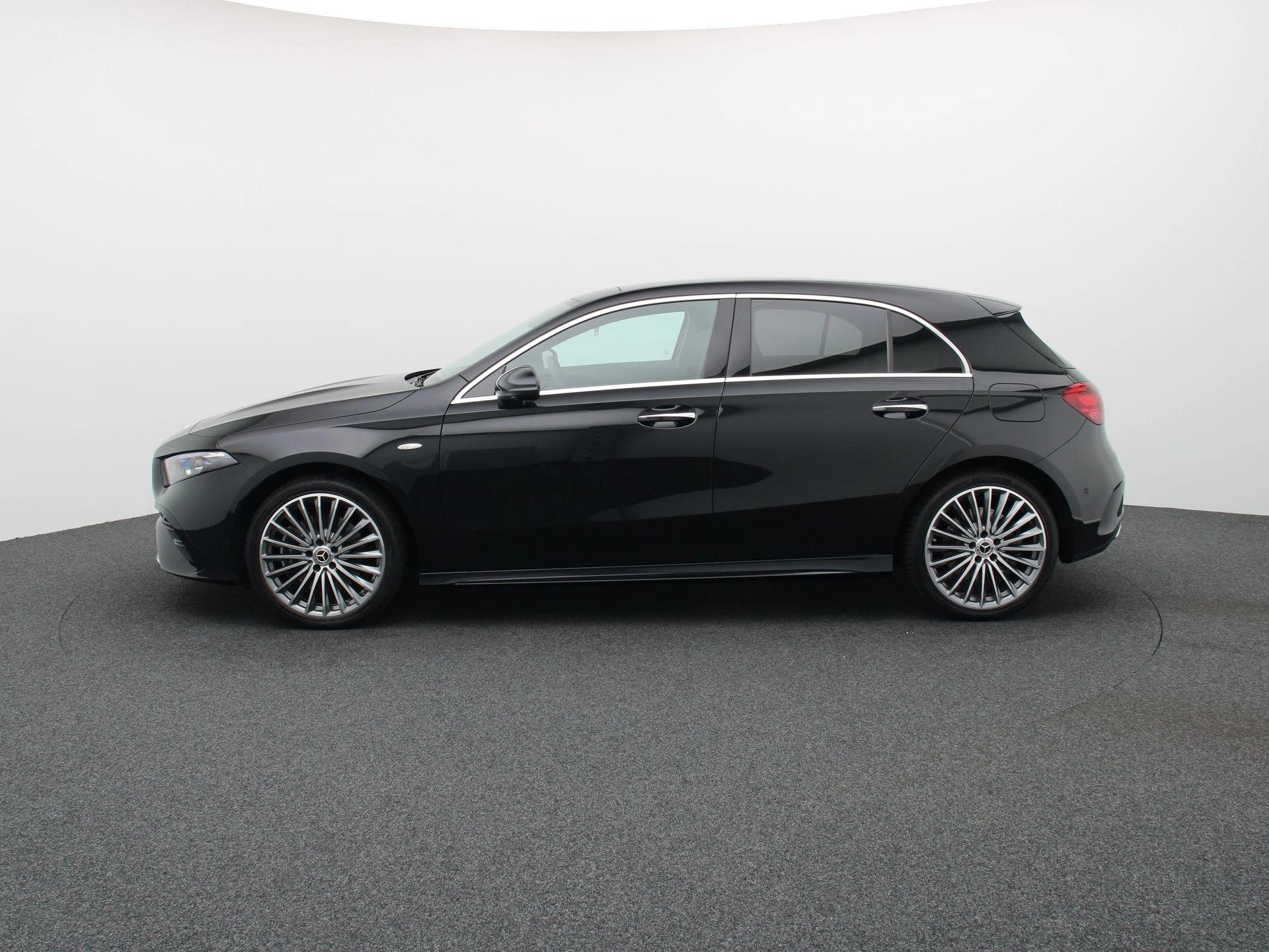 Mercedes-Benz A-Klasse 250 e AMG Line + PANO DAK + MULTIBEAM LED + CARPLAY +