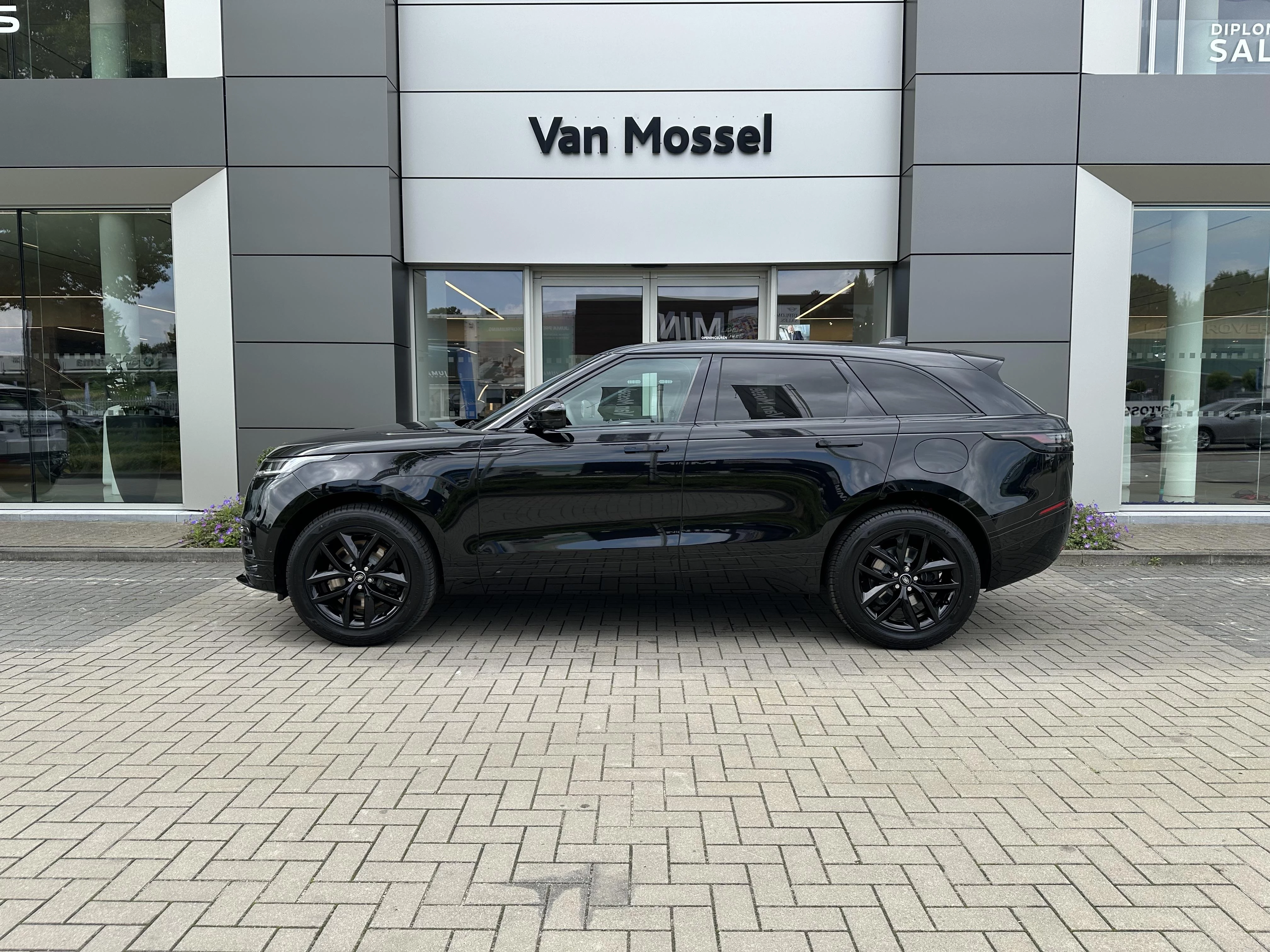 Land Rover-Range Rover Velar-image-2