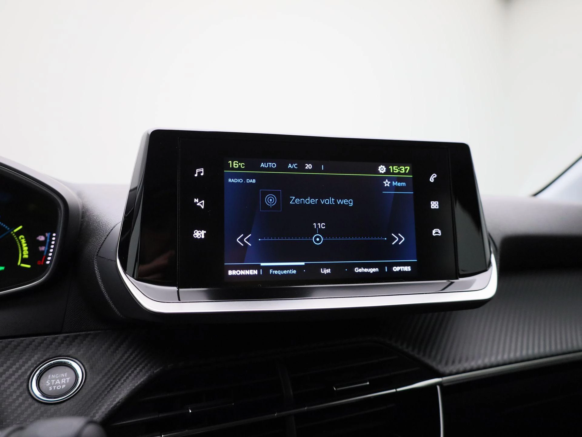 Peugeot-e-208-image-24