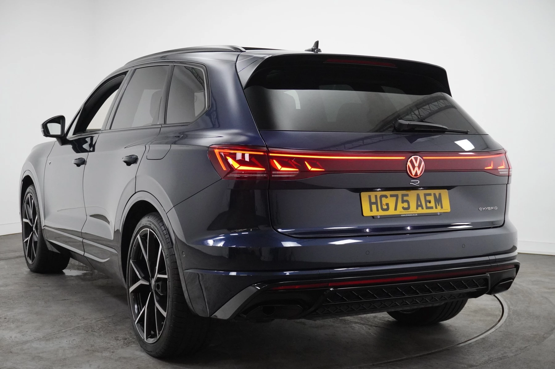 Volkswagen-Touareg-image-2