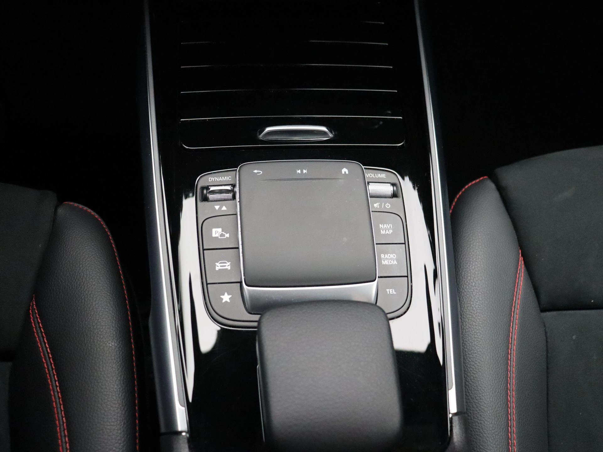 Mercedes-Benz GLB 180 AMG Line + PANORAMISCH DAK + MULTIBEAM LED + CARPLAY +