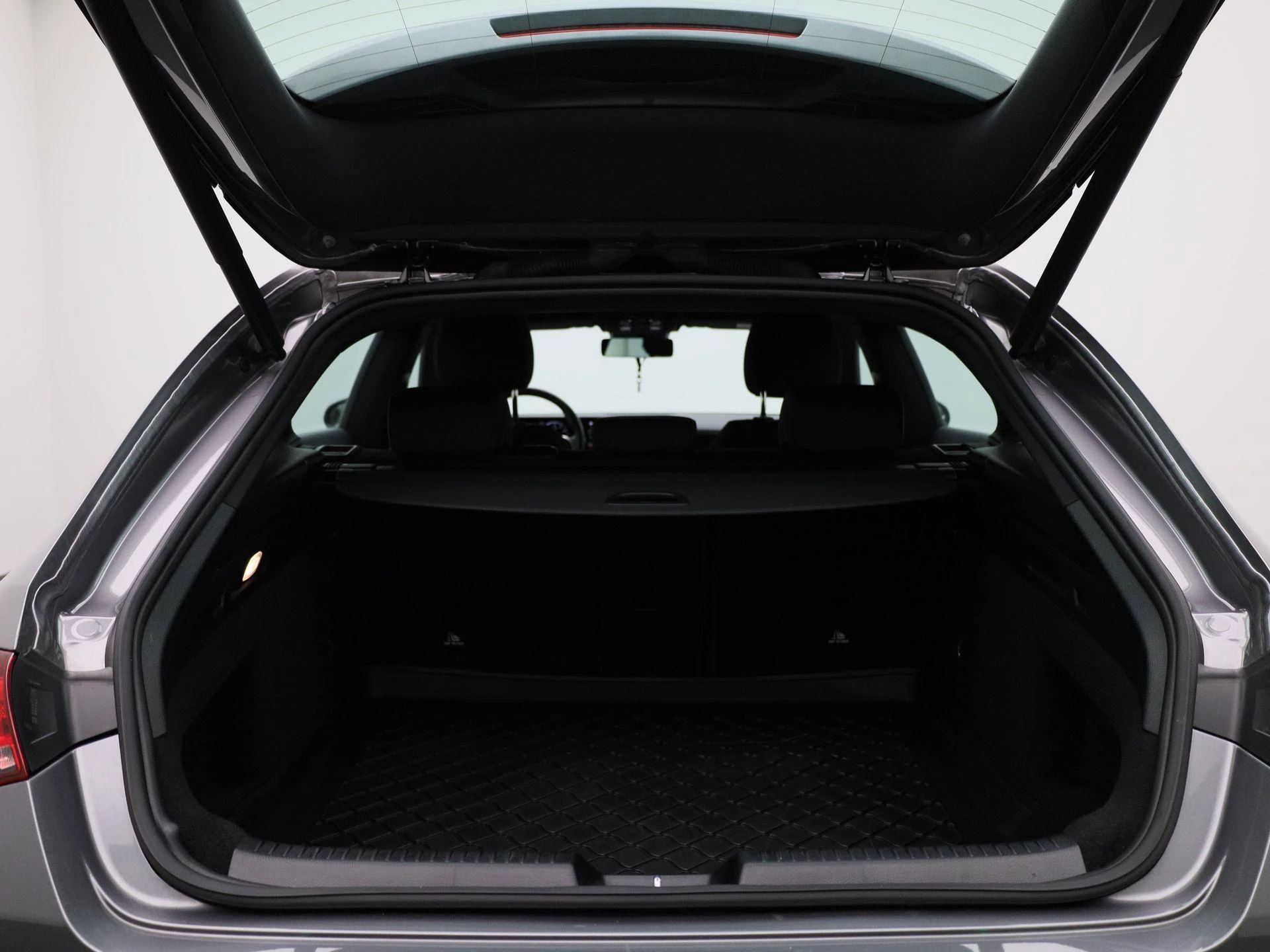 Mercedes-Benz-CLA-image-13