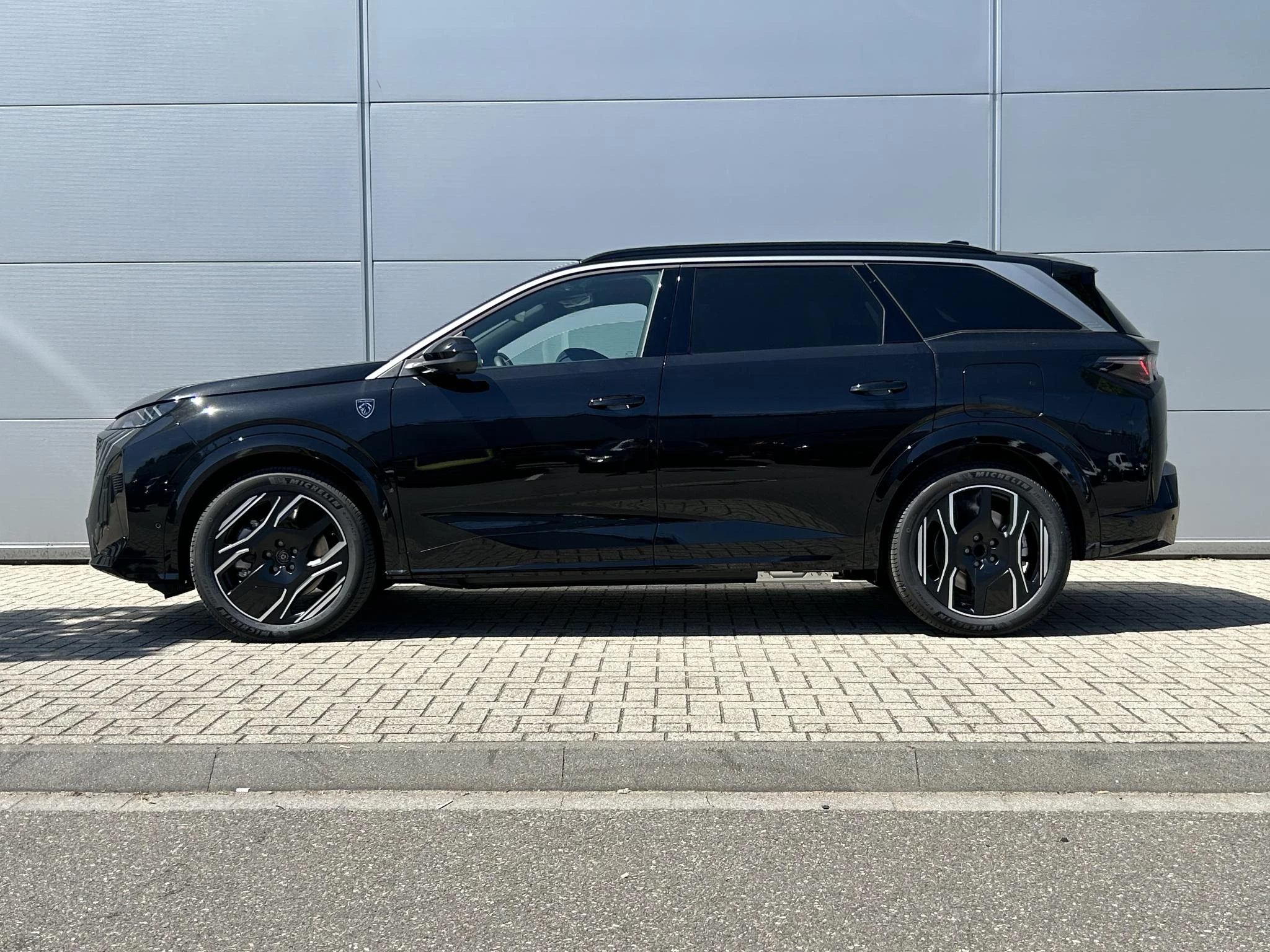 Peugeot e-5008