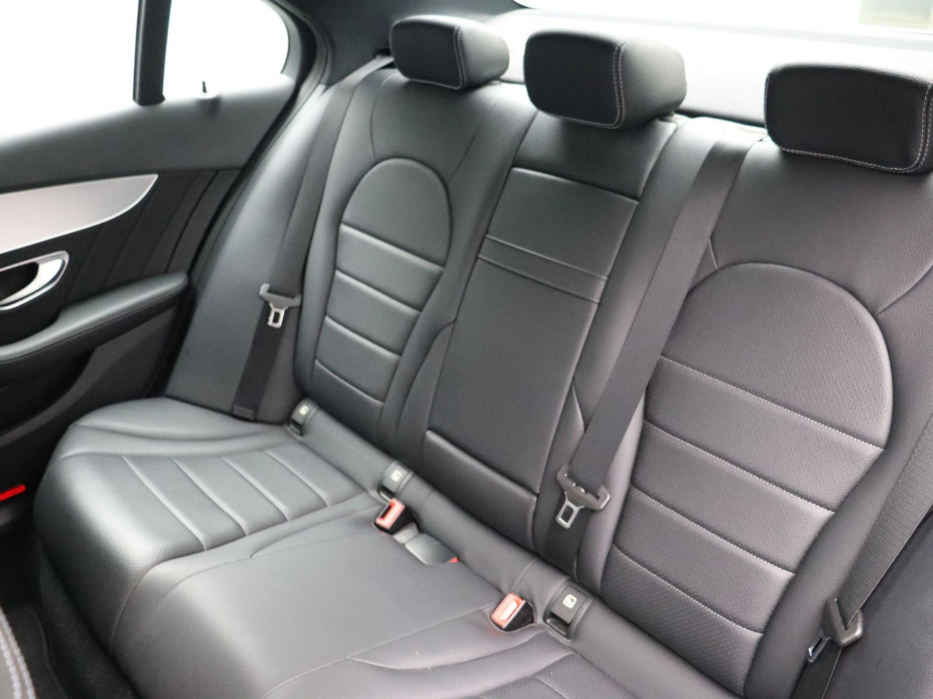 Mercedes-Benz-C-Klasse-image-13