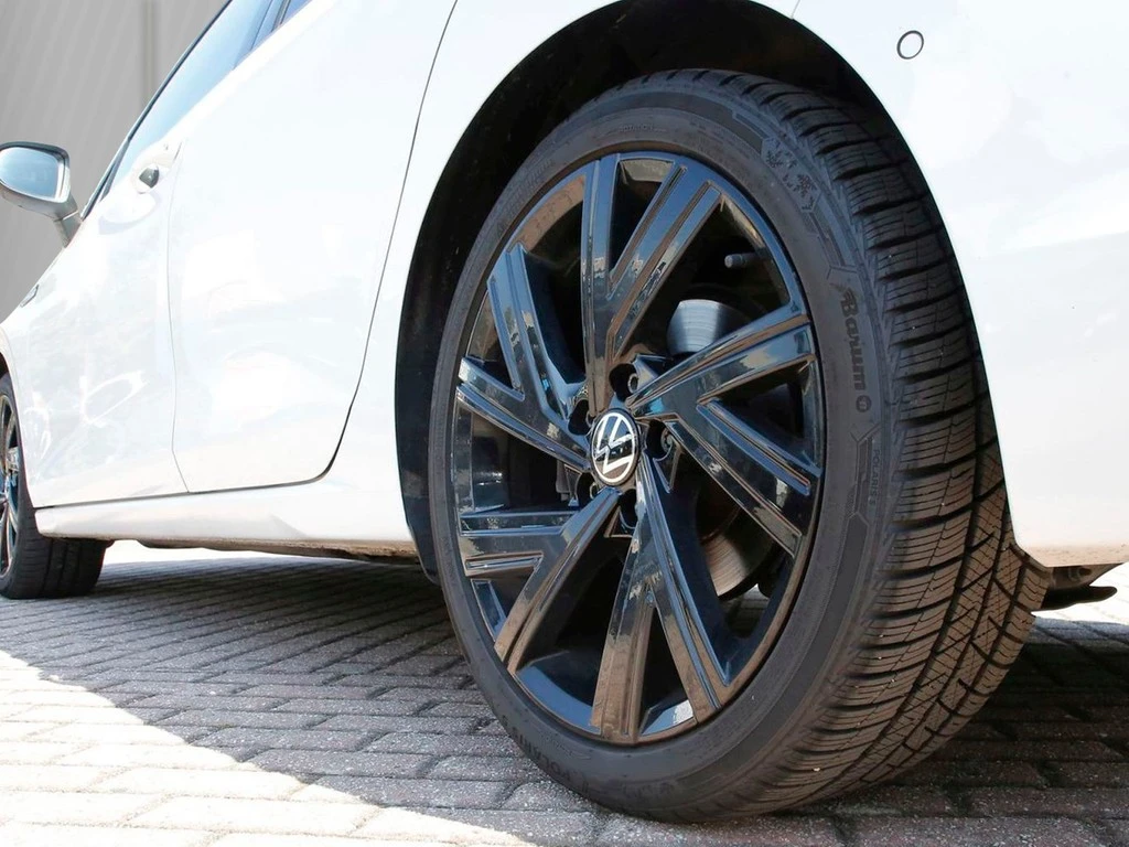 Volkswagen-Golf-image-4