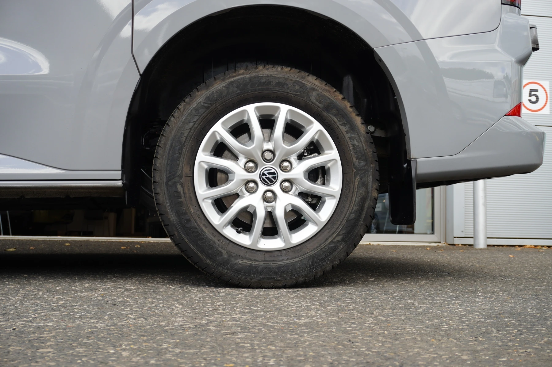 Volkswagen-Transporter-image-27