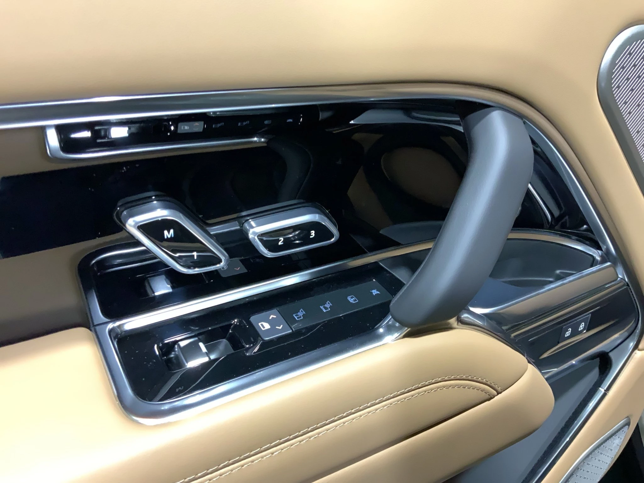 Land Rover-Range Rover-image-21