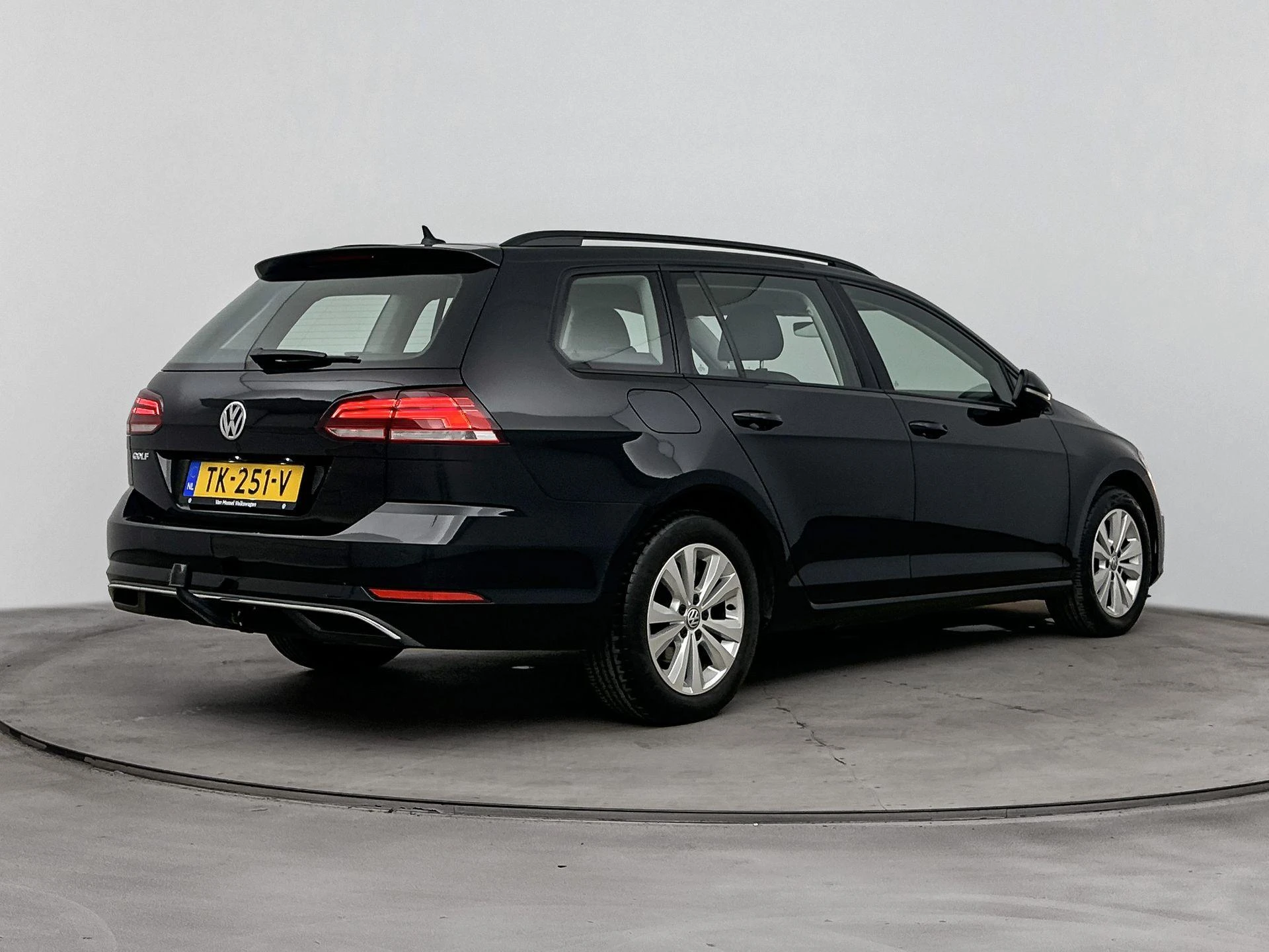 Volkswagen-Golf-image-3