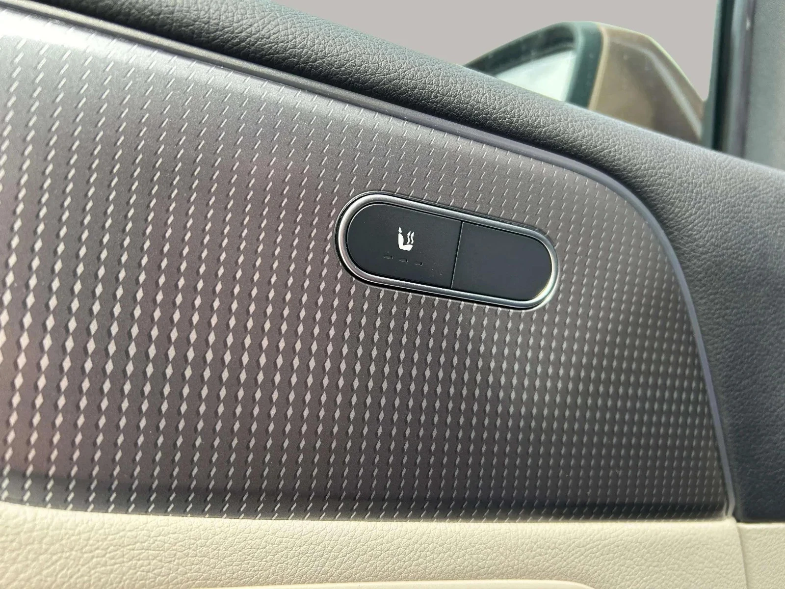 Mercedes-Benz-EQB-image-10