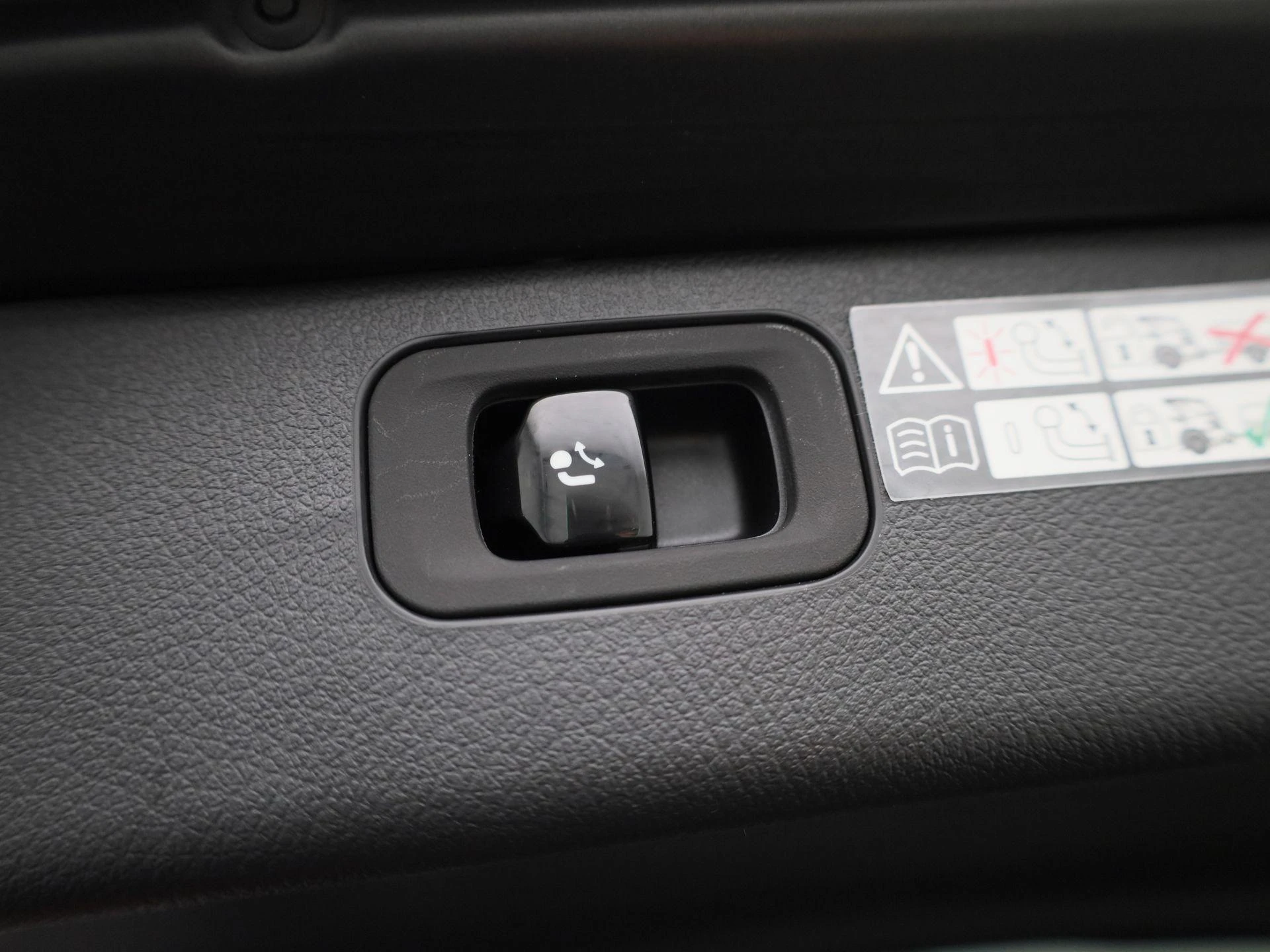 Mercedes-Benz-C-Klasse-image-14