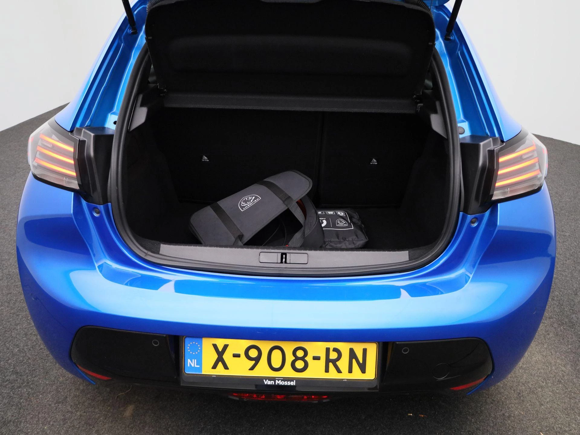 Peugeot-e-208-image-11