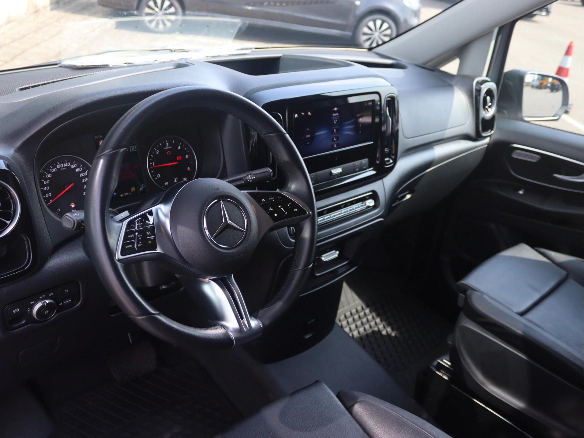 Mercedes-Benz-Vito-image-3