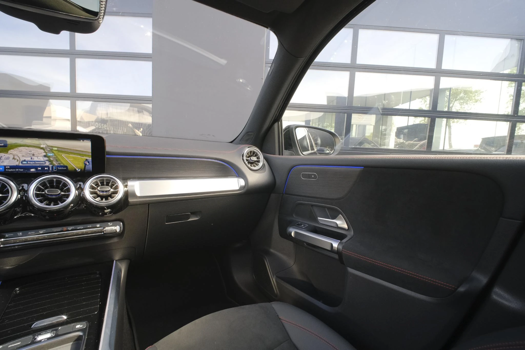 Mercedes-Benz-EQB-image-15
