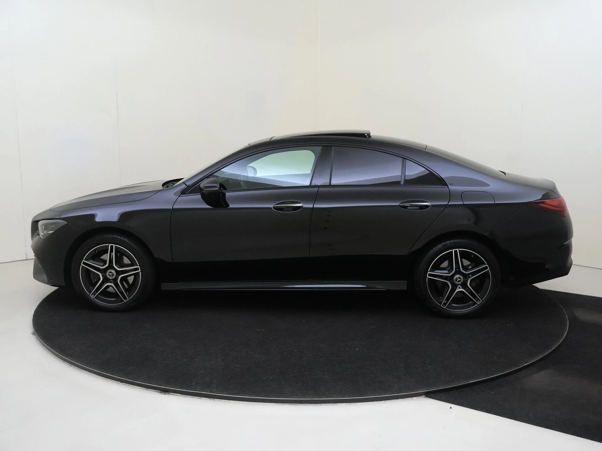 Mercedes-Benz-CLA-image-7