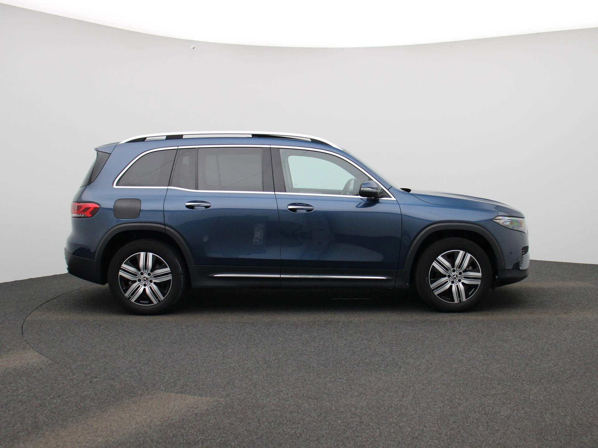 Mercedes-Benz-EQB-image-5