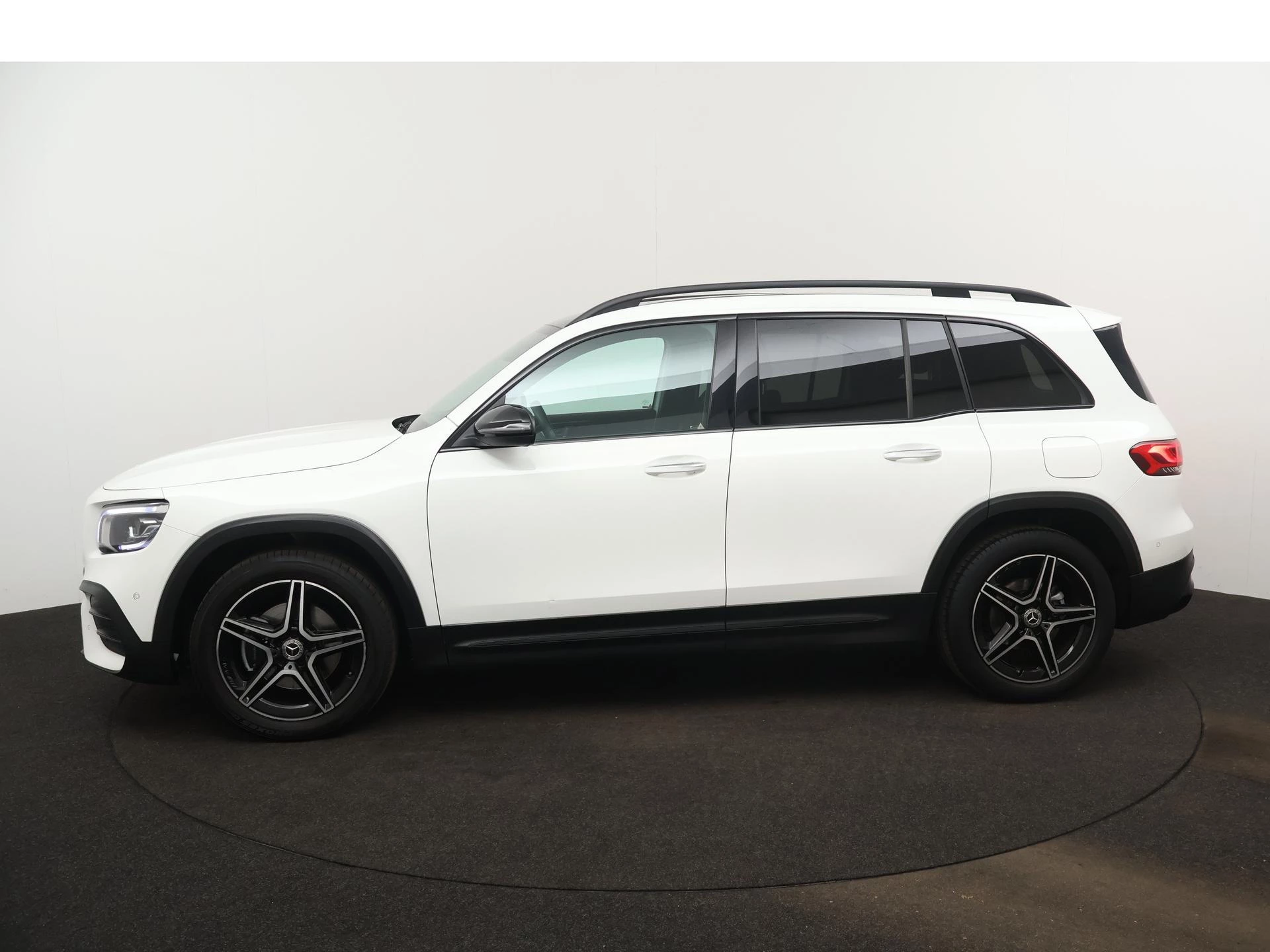 Mercedes-Benz-GLB-image-1