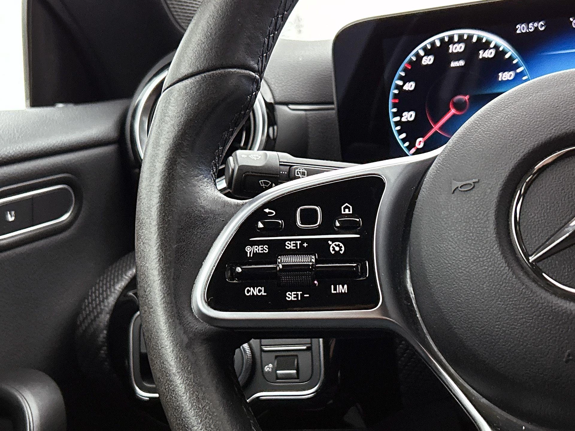 Mercedes-Benz-CLA-image-5